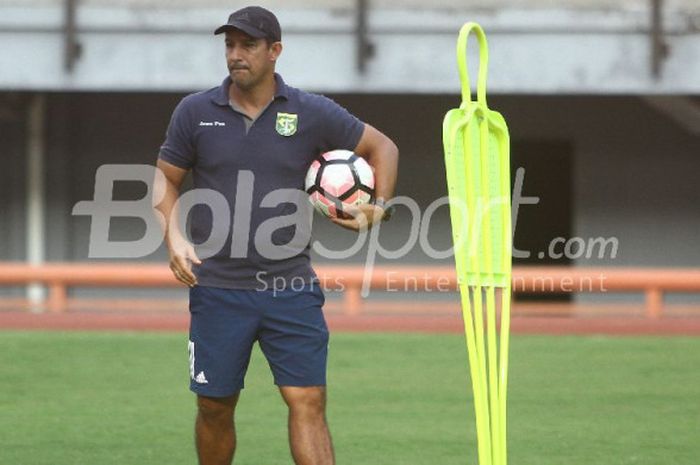 Angel Alfredo Vera saat memimpin latihan rutin Persebaya di Gelora Bung Bung Tomo (GBT), Jumat (8/9/2017).