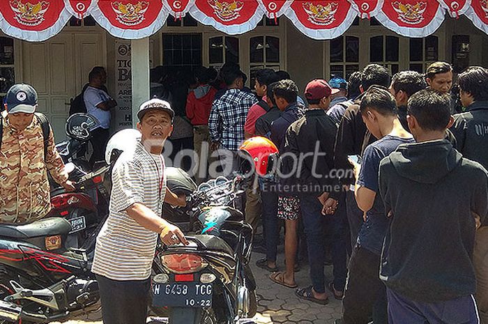 Antrean pembelian tiket Arema FC melawan Persebaya Surabaya di kantor Arema FC Jalan Mayjen Pandjaitan, Kota Malang.