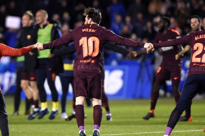 Megabintang FC Barcelona, Lionel Messi (tengah), merayakan keberhasilan timnya menjuarai Liga Spanyol seusai mengalahkan Deportivo La Coruna di Stadion Riazor, Coruna pada 29 April 2018.