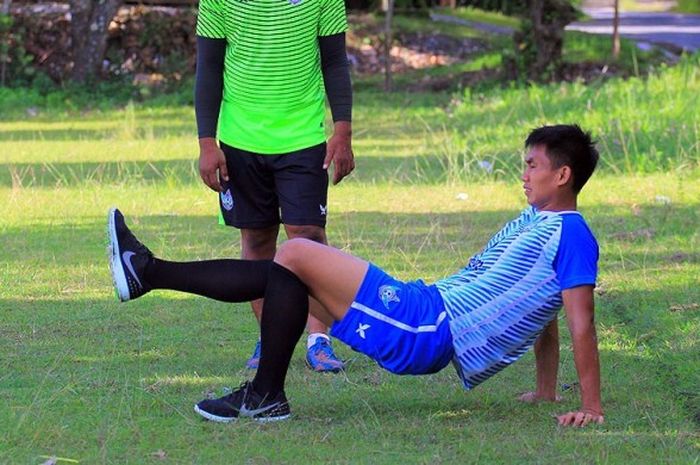 Bek Persegres, Herwin Tri Saputra, saat menjalani terapi akibat cedera hamstring.