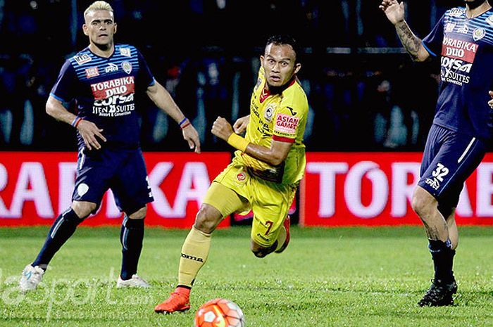 Aksi penyerang Sriwijaya FC, Airlangga Sucipto (tengah), saat tampil melawan Arema Cronus dalam pekan ke-32 Torabika Soccer Championship 2016 di Stadion Kanjuruhan Malang, Jawa Timur, (12/08/2016).