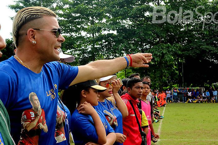 Cristian Gonzales memberi semangat kepada peserta ajang El Loco Cup 2018 yang berlangsung di Lapanga