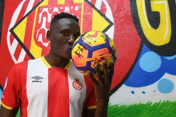 Striker Girona, Michael Olunga, mencium bola yang membantunya mencetak tiga gol ke gawang Las Palmas dalam laga Liga Spanyol di Stadion Municipal de Montilivi, Girona, pada 13 Januari 2018.