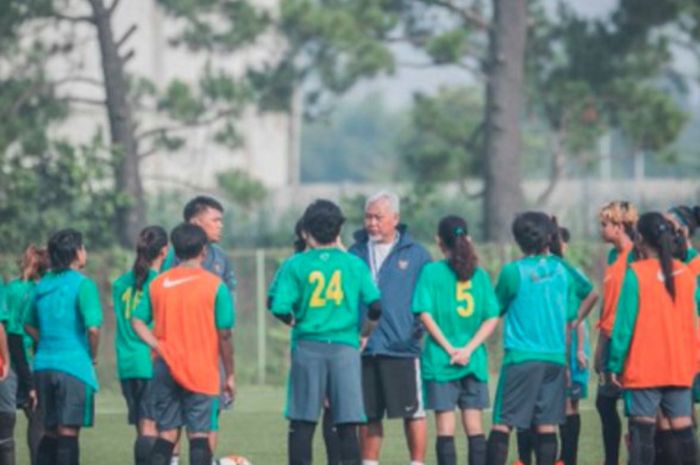 Timnas Wanita Indonesia melakukan pemusatan latihan di Lapangan Nirwana Sawangan Park, Depok, Jawa Barat. 