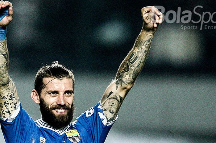  Bek Persib Bandung, Bojan Malisic, merayakan kemenangan timnya atas PSM Makassar pada pekan kesepuluh Liga 1 2018 di Stadion GBLA, Bandung, Rabu(23/05/18).   