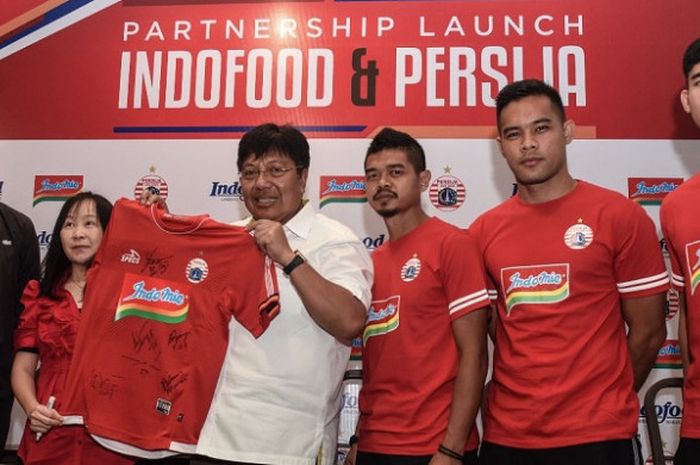 Direktur Utama Persija  Jakarta Gede Widiade memperlihatkan jersey berlogo Indomie usai pengumuman k