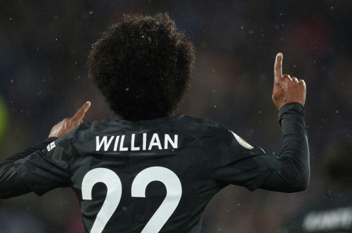 Gelandang Chelsea, Willian, merayakan gol yang dia cetak ke gawang Huddersfield Town dalam laga Liga Inggris di Stadion John Smith's, Huddersfield, pada 12 Desember 2017.