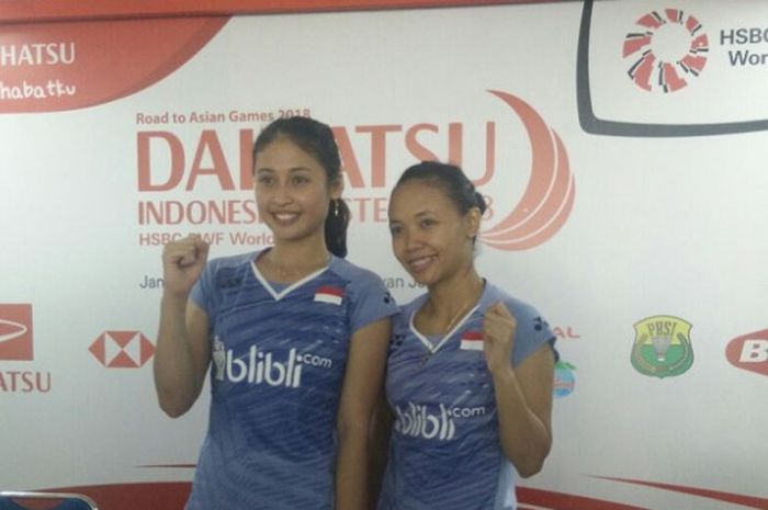 Pasangan ganda putri Indonesia, Della Destiara Haris/Rizki Amelia Pradipta, berpose setelah menjalani sesi konferensi pers Indonesia Masters 2018 di Istora Senayan, Jakarta, Kamis (25/1/2018).