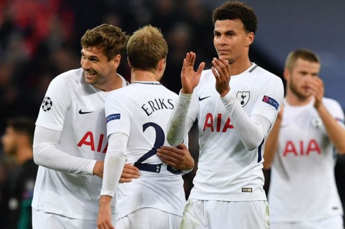 Gelandang Tottenham Hotspur, Dele Alli, memberi tepuk tangan kepada para suporter seusai kemenangan 3-1 lawan Real Madrid di laga Grup H Liga Champions 2017-2018 di Stadion Wembley, London, pada 1 November 2017.