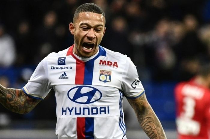 Pemain Olympique Lyon, Memphis Depay, merayakan gol yang dia cetak ke gawang Nancy dalam pertandingan Ligue 1 di Stadion Parc Olympique Lyonnais, Lyon, Prancis, 8 Februari 2017.