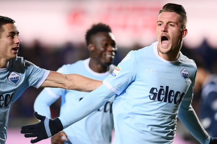  Gelandang Lazio, Sergej Milinkovic-Savic (kanan), merayakan gol yang dia cetak ke gawang Atalanta dalam laga Liga Italia di Stadion Atleti Azzurri d'Italia, Bergamo, pada 17 Desember 2017. 