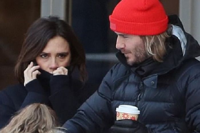 Victoria Beckham menyaksikan keluarganya bermain ice skating