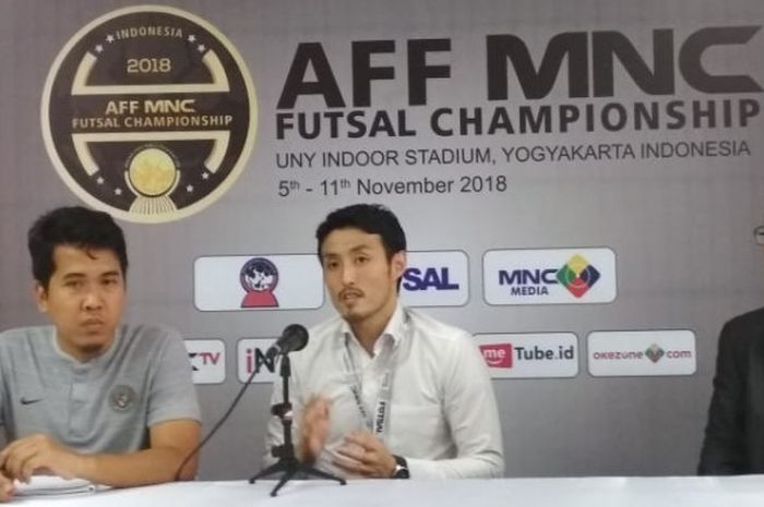 Pelatih timnas futsal Indonesia, Kensuke Takahashi saat konferensi pers setelah laga melawan Malaysia, Selasa (6/11/2018).