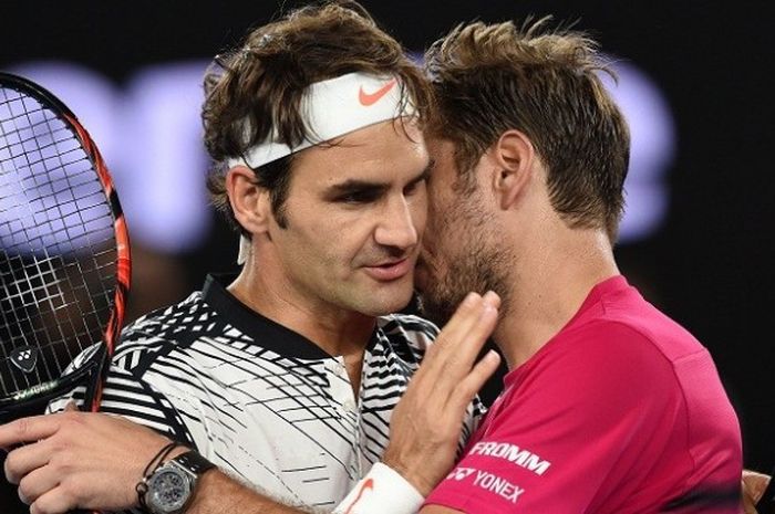 Petenis asal Swiss, Roger Federer, memeluk lawan senegaranya, Stan Wawrinka, seusai pertandingan semifinal tunggal putra Australia Terbuka 2017, di Rod Laver Arena, Melbourne Park, Kamis (26/1/2017).