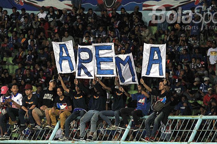 Pendukung Arema FC, Aremania, membantangkan tulisan untuk mendukung tim kesayangan mereka saat melawan PSIS Semarang pada pekan kedua Piala Presiden 2018 Grup E di Stadion Kanjuruhan Malang, Jawa Timur, Kamis (25/01/2018) malam.   