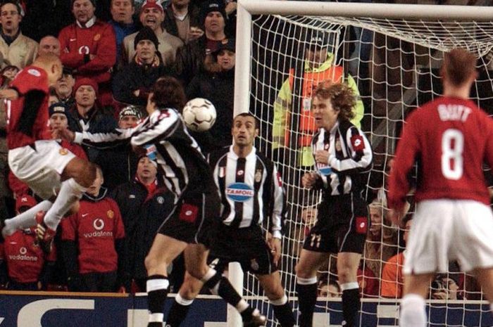  Wes Brown (kiri) menanduk bola untuk menghasilkan gol Manchester United ke gawang Juventus dalam partai Liga Champions di Stadion Old Trafford, Manchester, 19 Februari 2003. 