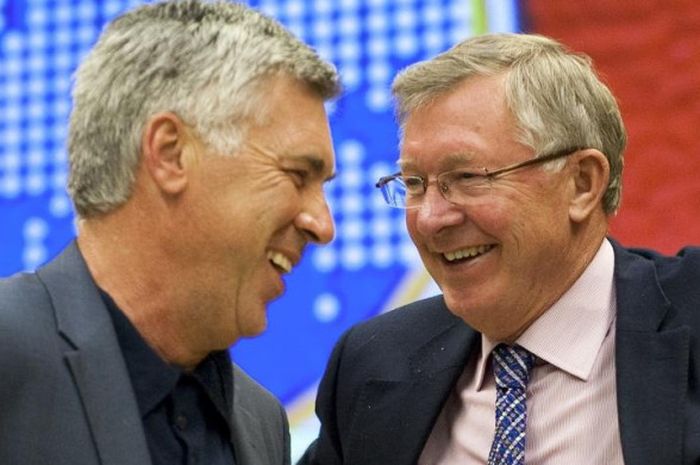 Carlo Ancelotti (kiri) dan Sir Alex Ferguson bertemu dalam forum Elite Club Coaches di markas UEFA di Nyon, Swiss, 1 September 2010.