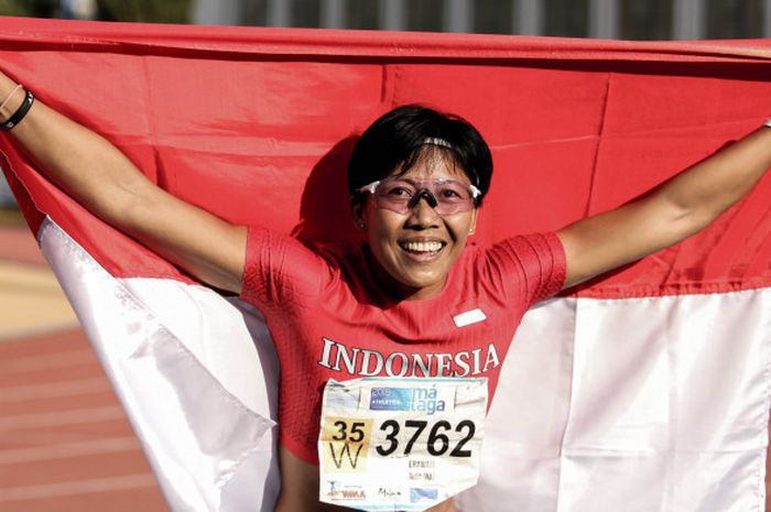 Pelari gawang putri Indonesia, Dedeh Erawati, merayakan keberhasilannya mendapat emas di nomor lari gawang 100 meter Kejuaraan Dunia Masters 2018, Malaga, Spanyol, Sabtu (15/9).