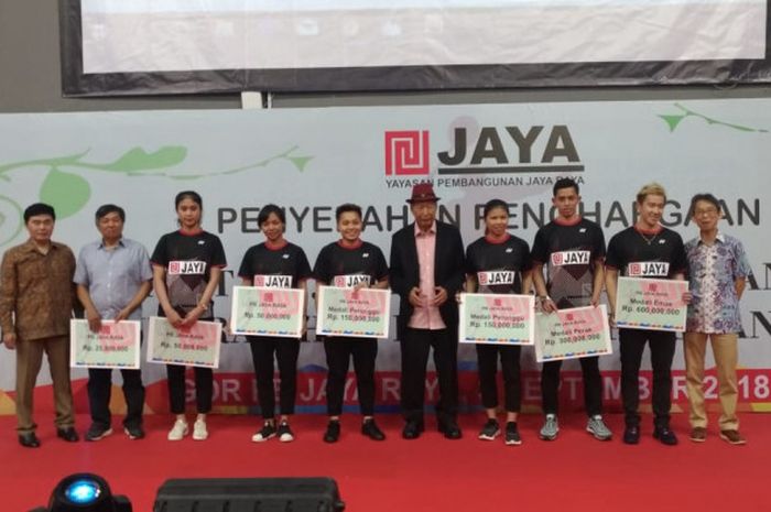 Atlet PB Jaya Raya peraih bonus Asian Games 2018 dalam acara penyerahan apresiasi di GOR PB Jaya Raya, Bintaro, Tangerang Selatan, Senin (3/9/2018).