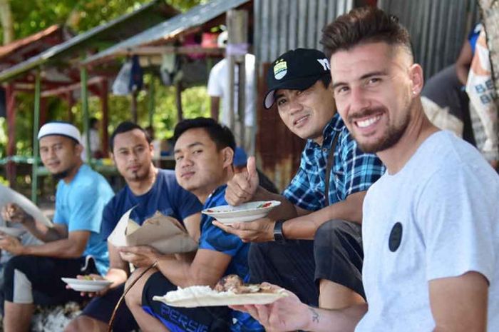 Jonthan Bauman beserta para pemain lain sedang menikmati Pantai Besji, Jayapura, Papua.