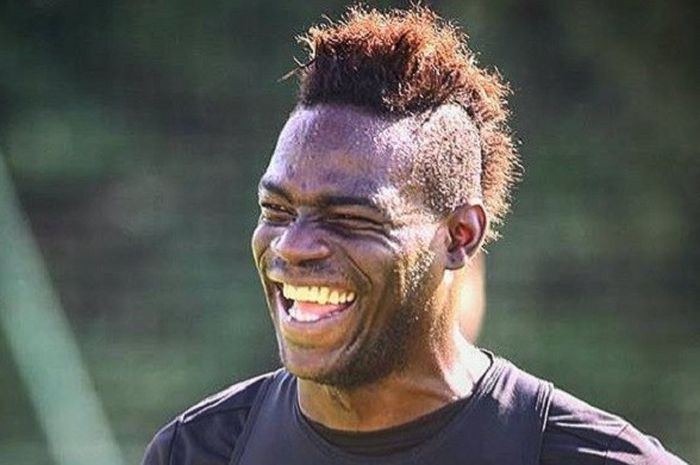 Mario Balotelli beraksi di kebun belakang rumahnya.