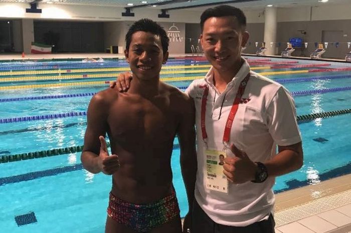 Perenang Indonesia, Aflan Fadlan Prawira (kiri), berpose bersama Albert C Sutanto, setelah memecahkan rekor nasional nomor 400 meter gaya ganti perseorangan pada Islamic Solidarity Games di Baku, Azerbaijan, Senin (15/5/2017).