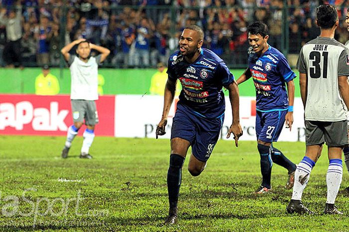 Striker Arema FC, Thiago Furtuoso, melakukan selebrasi seusai mencetak gol ke gawang Persela Lamongan pada laga kedua Piala Presiden 2018 Grup E di Stadion Gajayana Malang, Jawa Timur, Sabtu (20/01/2018) malam.