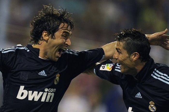 Raul Gonzalez (kiri) saat merayakan gol bersama Cristiano Ronaldo dalam laga La Liga antara Real Madrid dan Real Zaragoza, di Stadion Romareda, 24 April 2010.