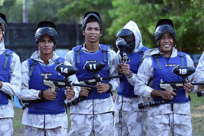 Pemain Kalteng Putra bersiap bermain gim paintball, Senin (14/8/2017).