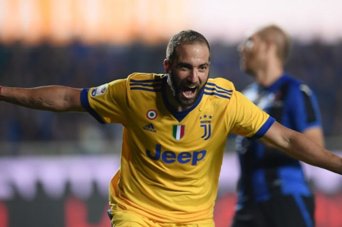 Striker Juventus, Gonzalo Higuain, merayakan gol yang dia cetak ke gawang Atalanta dalam laga Liga Italia di Stadion Atleti Azzurri d'Italia, Bergamo, pada 1 Oktober 2017.