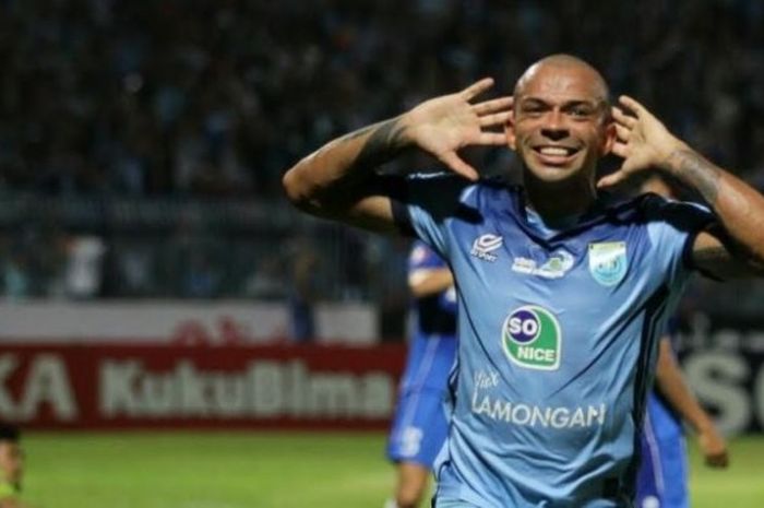 Selebrasi striker asal Brasil milik Persela, Ivan Carlos setelah mencetak gol ke gawang Persib di St