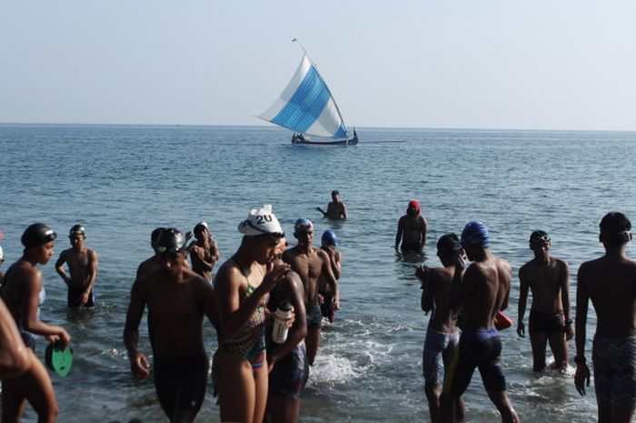 Pelatihan nasional triatlon di kawasan Pasir Putih, Situbondo, Jawa Timur.