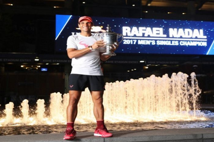 Rafael Nadal berpose dengan piala US Open 2017 yang diraihnya pada Minggu (10/9/2017) waktu New York.