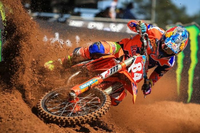 Aksi pebalap MXGP, Jeffrey Herlings, pada saat mengikuti seri yang tengah berlangsung di Latvia.