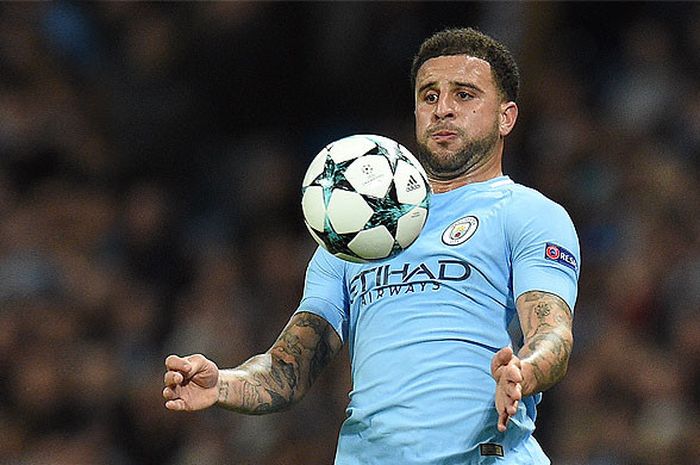   Aksi bek Manchester City, Kyle Walker, saat mengontrol bola dalam laga Grup F Liga Champions 2017-2018 melawan Napoli di Stadion Etihad, Manchester, Inggris, pada 17 Oktober 2017.  