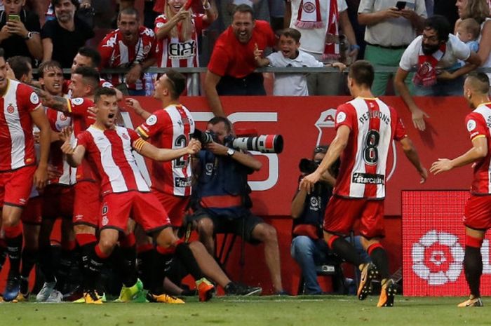 Pemain Girona melakukan selebrasi setelah Cristhian Stuani mencetak gol ke gawang Atletico Madrid pada partai pertama Liga Spanyol musim 2017-2018 di Stadion Municipal de Montilivi, Sabtu (19/8/2017) waktu setempat.