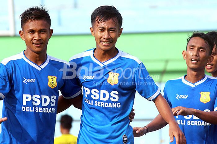 Pemain PSDS Deli Serdang merayakan gol saat melawan Medan Utama FC pada final Liga 3 Asprov PSSI Sumut di Stadion Teladan, Medan, Minggu (5/8/2018).