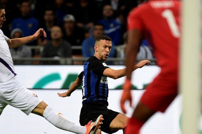 Gelandang Inter Milan, Ivan Perisic, mengontrol bola dalam laga Liga Italia kontra Fiorentina di Sta