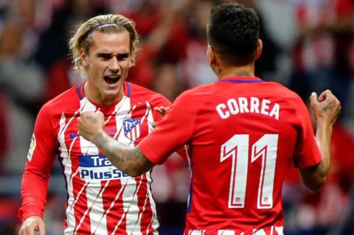 Selebrasi gol penyerang Antoine Griezmann (kiri) dalam laga Atletico Madrid lawan Malaga di Stadion Wanda Metropolitano, Madrid, 16 September 2017.