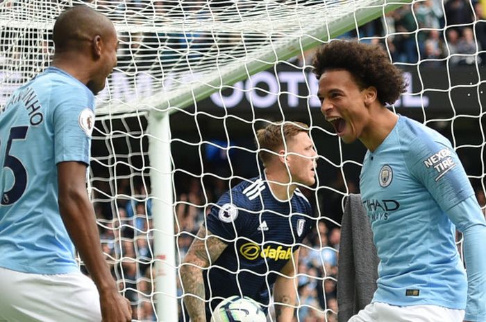 Penyerang Manchester City, Leroy Sane (kanan), merayakan gol yang dicetak bersama Fernandinho dalam laga Liga Inggris kontra Fulham di Stadion Etihad, Manchester, Inggris pada 15 September 2018.