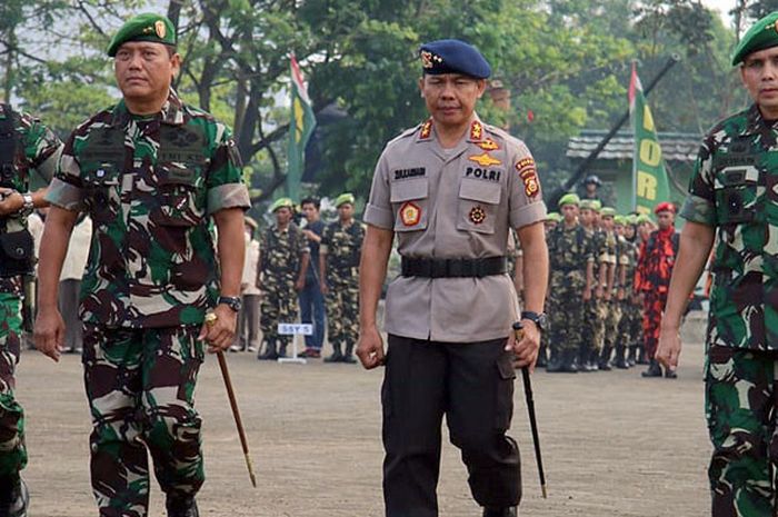 Pangdam II/Sriwijaya Mayjen TNI Irwan (kanan) dan Kapolda Sumatera Selatan, Irjen Pol Zulkarnain Adinegara (kedua dari kanan), dalam apel bersama sertijab Pangdam.