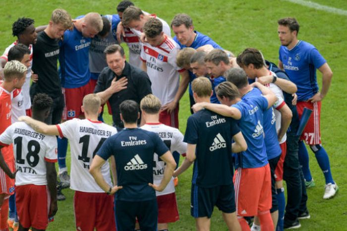 Pelatih Hamburg SV, Christian Titz, berbicara kepada para pemain usai laga Liga Jerman versus Borussia Moenchengladbach di Stadion Volkspark, Hamburg, Jerman, Sabtu (12/5/2018) waktu setempat.