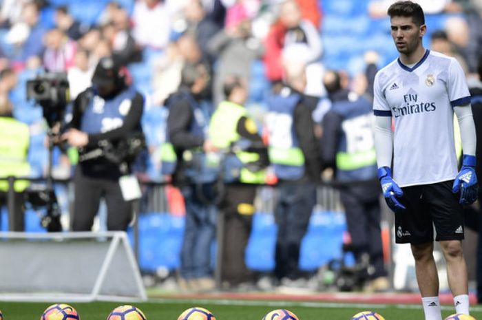 Kiper Real Madrid, Luca Zidane, melakukan pemanasan sebelum dimulainya laga Liga Spanyol kontra Espanyol di Stadion Santiago Bernabeu, Madrid, pada 18 Februari 2017. 