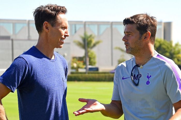 Pelatih Tottenham Hotspur, Mauricio Pochettino (kanan), berbicara dengan penggemar Spurs sekaligus mantan pemain NBA, Steve Nash, di Loyola Marymount University, Playa del Rey, California, Amerika Serikat pada 23 Juli 2018.