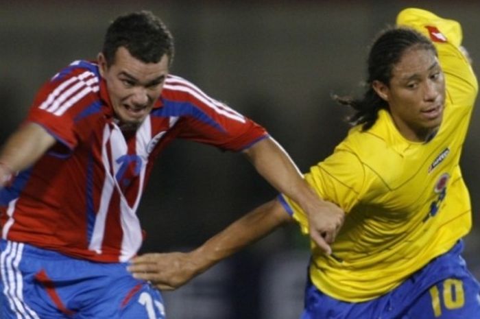 Aksi Juan Pino (kanan) ketika membela timnas Kolombia melawan Paraguay dalam Kejuaraan Amerika Selatan U-20 di Asuncion, Paraguay, 23 Januari 2007.