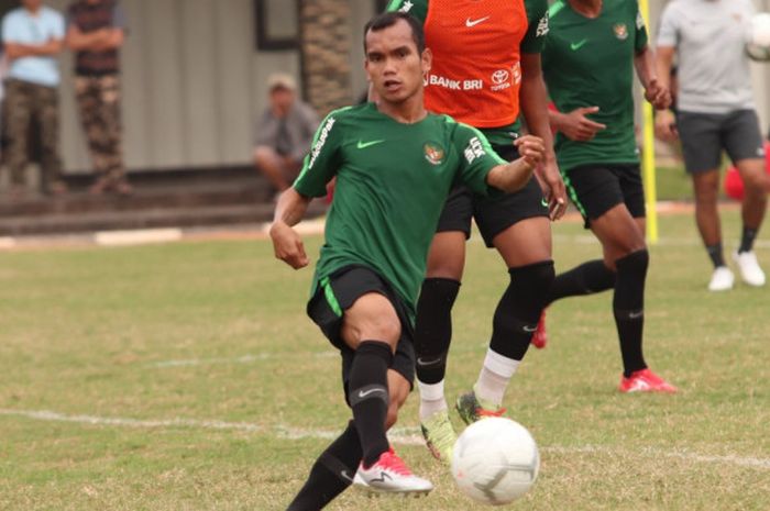  Riko Simanjuntak saat menjalani latihan bersama timnas Indonesia di Lapangan Babek, Jakarta Utara, Minggu (9/9/2018). 