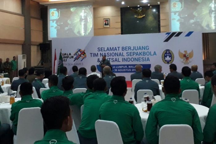 Ketua Umum PSSI, Edy Rahmayadi, memberikan sambutan dalam acara pelepasan Timnas Indonesia U-22 ke ajang SEA Games 2017 di Makostrad, Gambir, Jakarta Pusat, Kamis (10/8/2017).