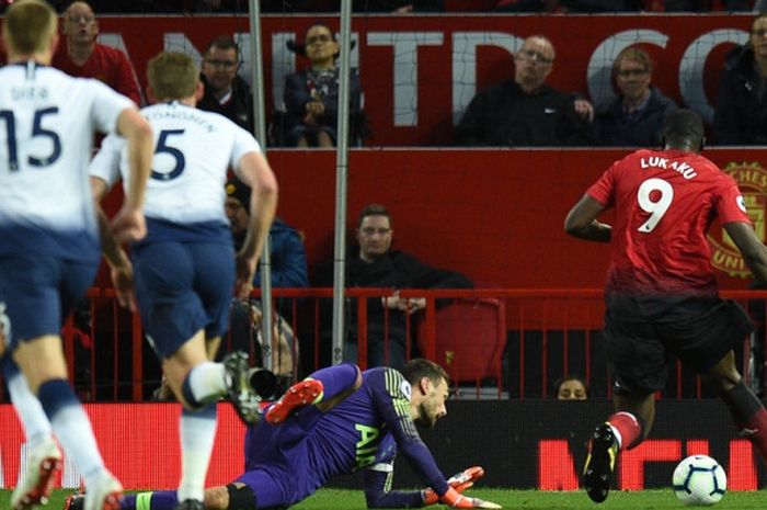 Penyerang Manchester United, Romelu Lukaku (kanan), menggocek kiper Tottenham Hotspur, Hugo Lloris, dalam laga Liga Inggris di Stadion Old Trafford, Manchester pada 27 Agustus 2018.