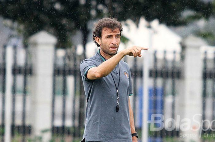 Luis Milla sedang mengawasi latihan Timnas Indonesia U-23.