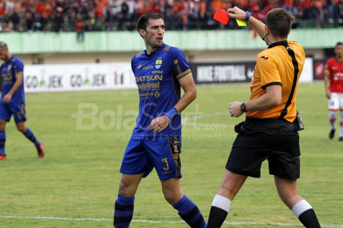   Pemain Persib Vladimir Vujovic terkejut dikartu merah wasit.  